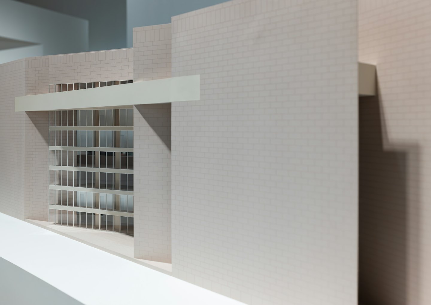 Modello architettonico moderno di un edificio in mattoni con ampie vetrate.