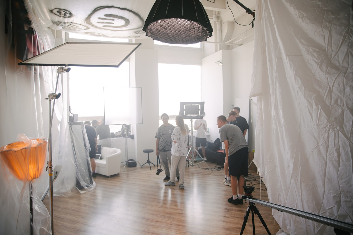 Una troupe di produzione che lavora con attrezzature da studio fotografico.